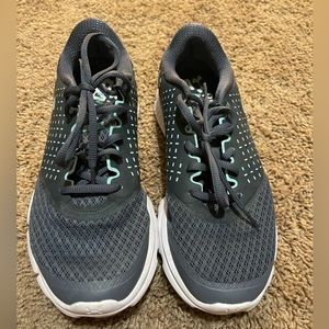 Women’s UNDER ARMOUR tennis shoes, size 9